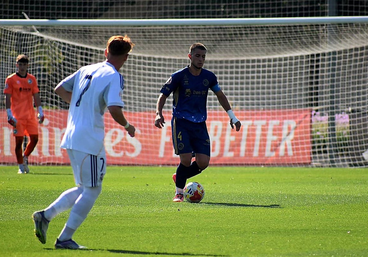 El zaguero de Unionistas Eloy Alonso con el cuero en su poder durante el partido.