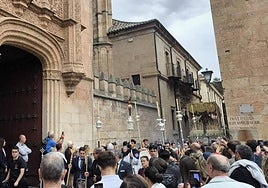 Con una espectacular petalada y entre aplausos: así ha arrancado la procesión de La Esperanza por el Año Jubilar