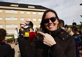 Una joven tras conseguir una vivienda protegida en el último sorteo municipal.