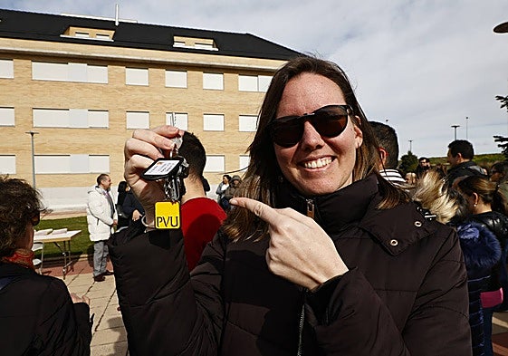 Una joven tras conseguir una vivienda protegida en el último sorteo municipal.