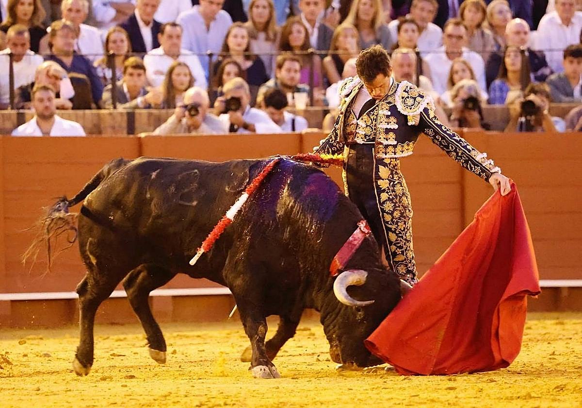 Natural de Daniel Luque a Olvidado, el quinto toro de Garcigrande, al que le cortó una oreja en La Maestranza.