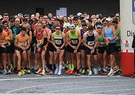 Los atletas, preparados para tomar la salida.