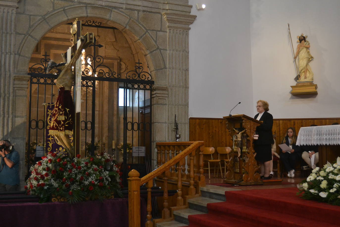 Tamames venera al Cristo del Amparo dentro del templo