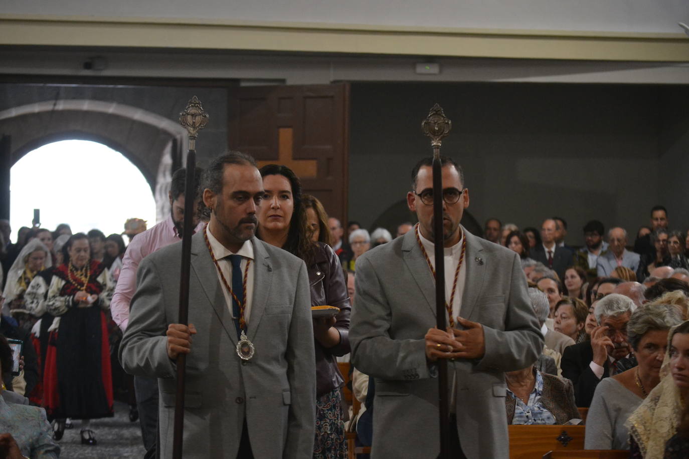 Tamames venera al Cristo del Amparo dentro del templo