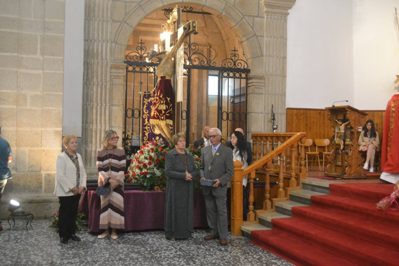 Tamames venera al Cristo del Amparo dentro del templo