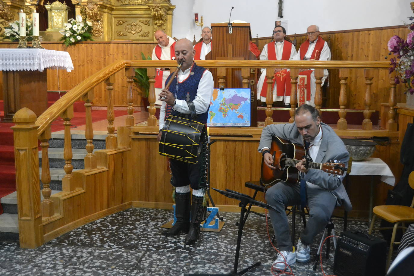 Tamames venera al Cristo del Amparo dentro del templo