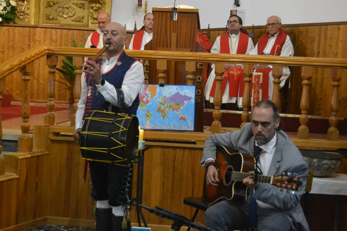 Tamames venera al Cristo del Amparo dentro del templo