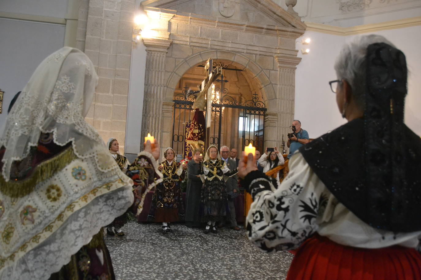 Tamames venera al Cristo del Amparo dentro del templo