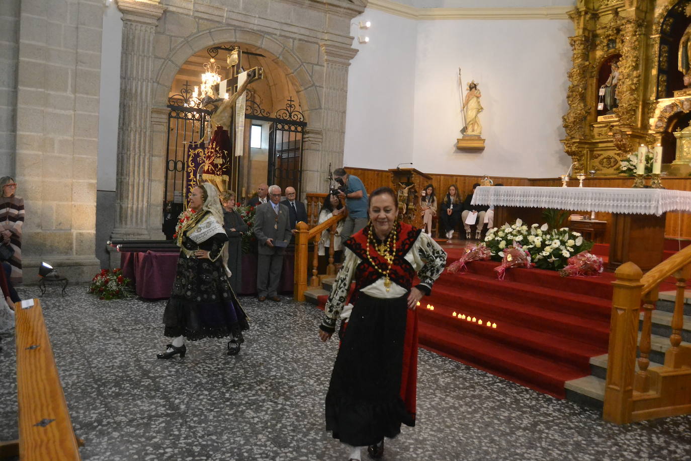 Tamames venera al Cristo del Amparo dentro del templo