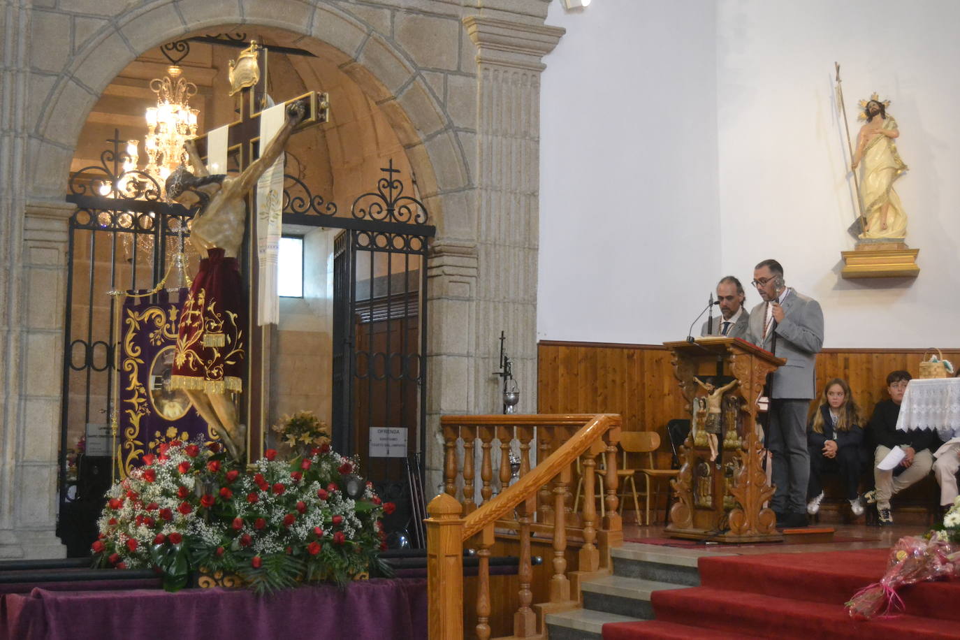 Tamames venera al Cristo del Amparo dentro del templo