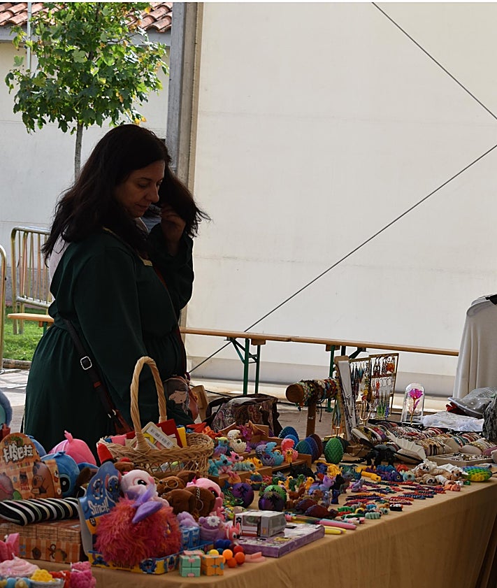 Imagen secundaria 2 - Santiz disfruta con el mercado medieval de sus fiestas