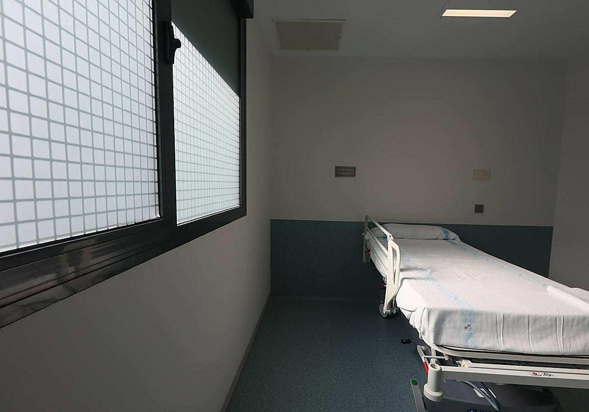Las habitaciones de la Unidad de Custodia, sin salientes y con ventanas protegidas.