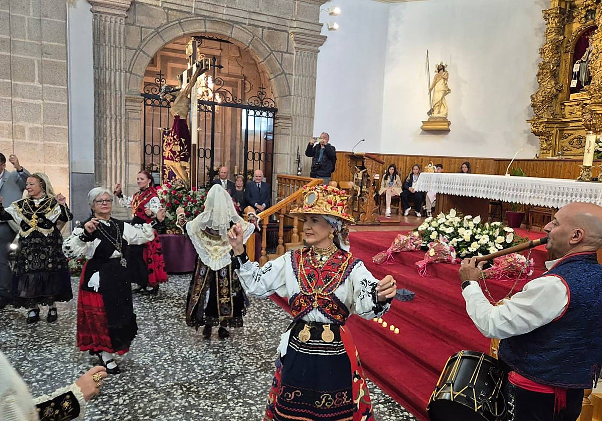 Tamames venera al Cristo del Amparo dentro del templo