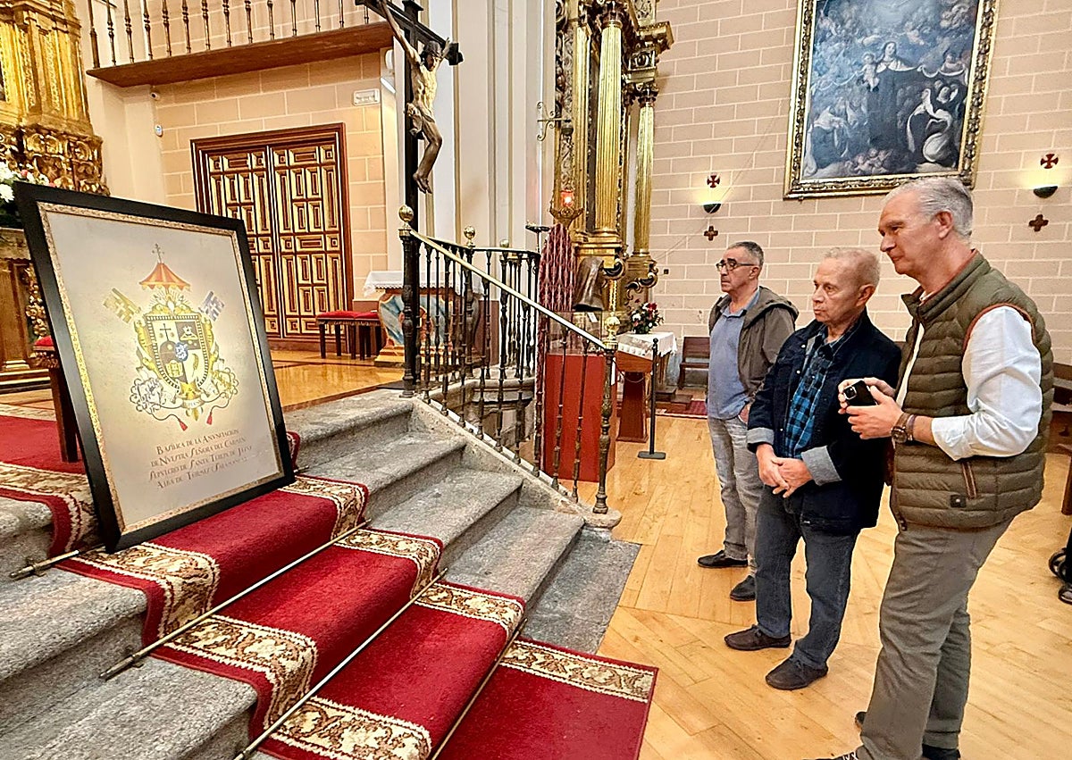 Imagen secundaria 1 - La Basílica que custodia el cuerpo de Santa Teresa de Jesús estrena escudo