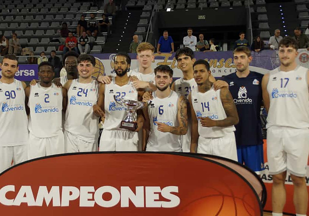Los jugadores del Avenida Xoborg, con el trofeo de campeones de la Copa Castilla y León.