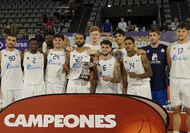 Los jugadores del Avenida Xoborg, con el trofeo de campeones de la Copa Castilla y León.