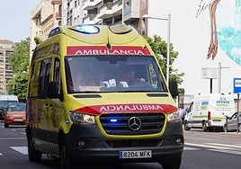 Una ambulancia por el paseo de la Estación en una foto de archivo.