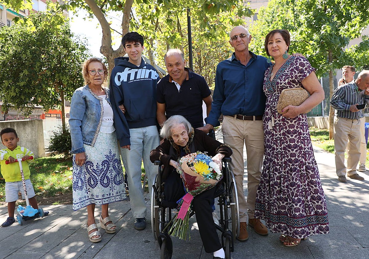 Imagen principal - Dolores Pérez, cien años bien vividos