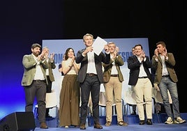 El presidente del Partido Popular, Alberto Núñez Feijóo, y los presidentes autonómicos del PP durante la clausura del acto de presentación de la 'Declaración de la Región de Murcia', en el Teatro Circo de Murcia, a 28 de septiembre de 2025, en Murcia.