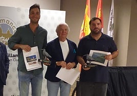 Javier y Juan Hernández, ganadores scratch, con Juan Mari López.