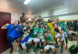EL CD Guijuelo celebra el triunfo frente al Atlético Bembibre.