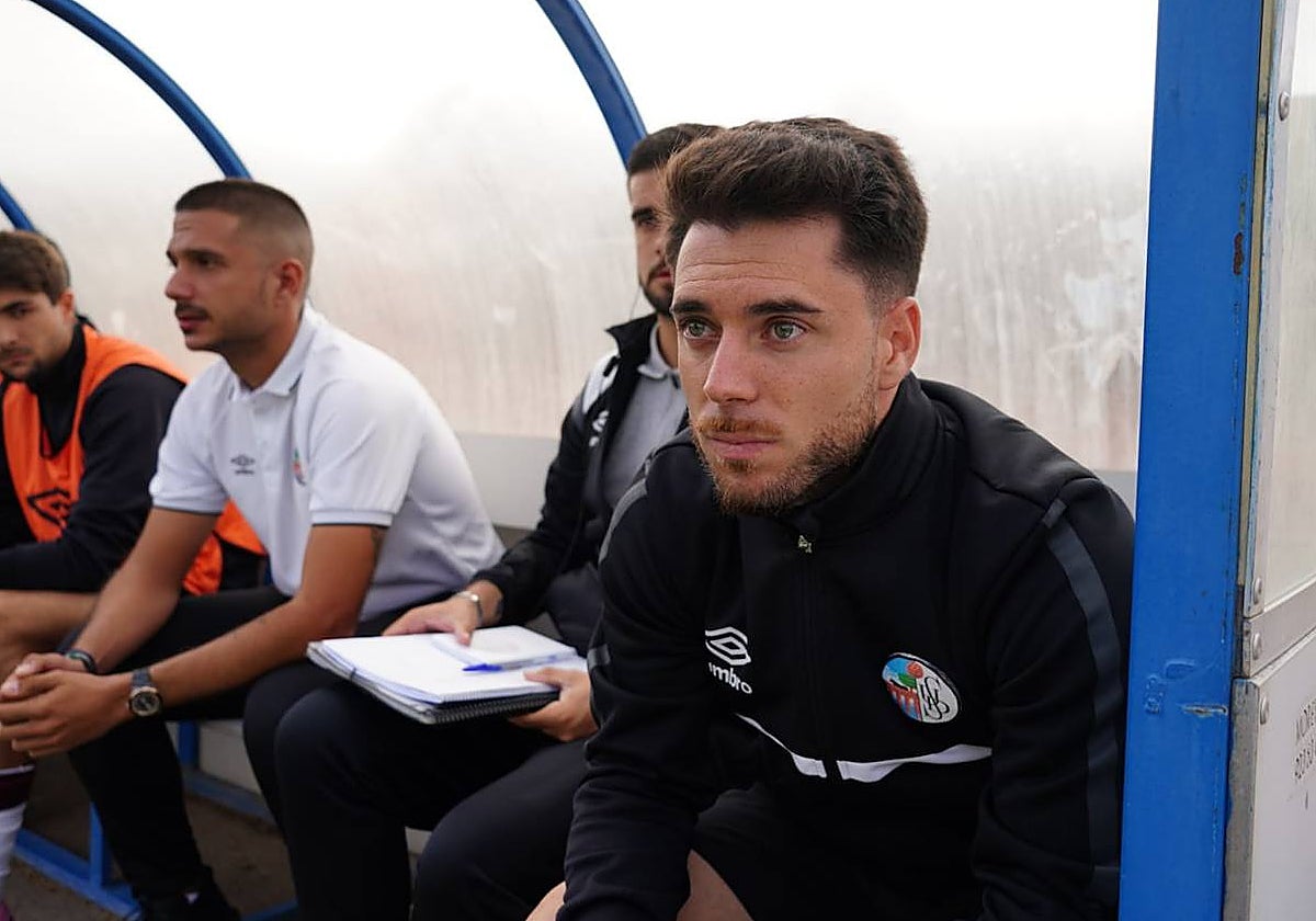 Jorge García, en el banquillo, durante el encuentro en Las Pistas.