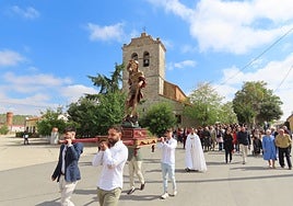 Jóvenes, con San Miguel, en Nava de Sotrobal.
