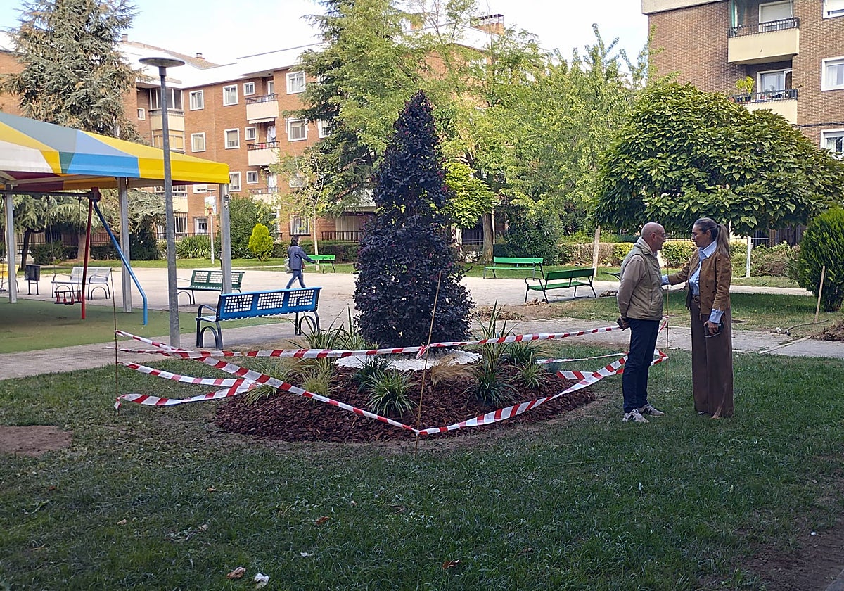 Los ediles Carlos Bueno y Marta Labrador en los jardines que se van a remodelar.