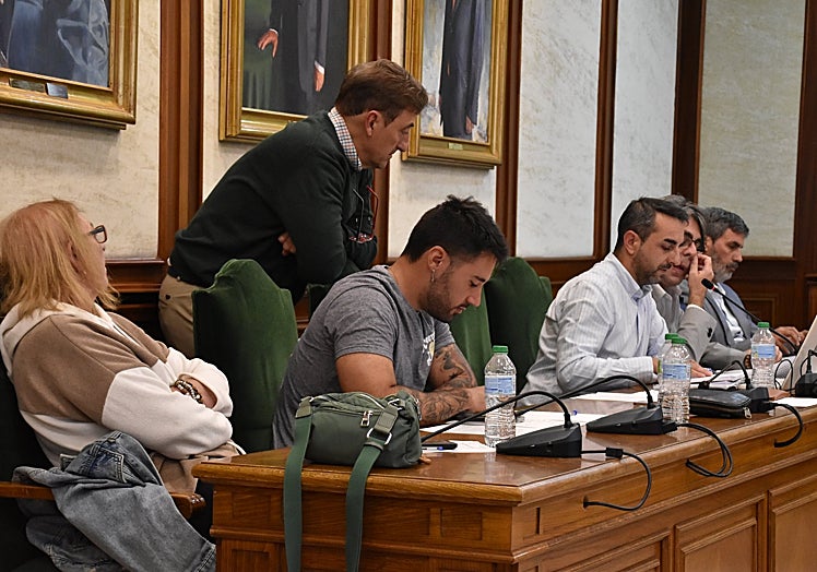 Javier Hernández se ha cambiado de sitio por no funcionar su micrófono al igual que Kevin Blázquez.