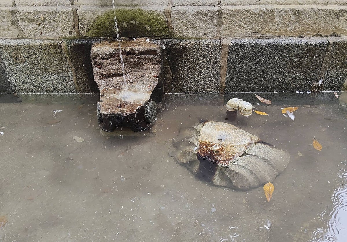 La pieza de la fuente que ha sido dañada.