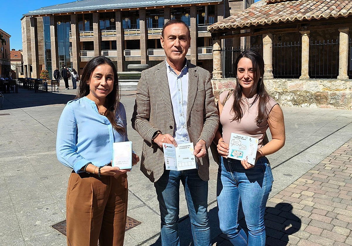 La edil Thania Valdés, el alcalde Pedro Samuel Martín y la concejala Alba Hernández.