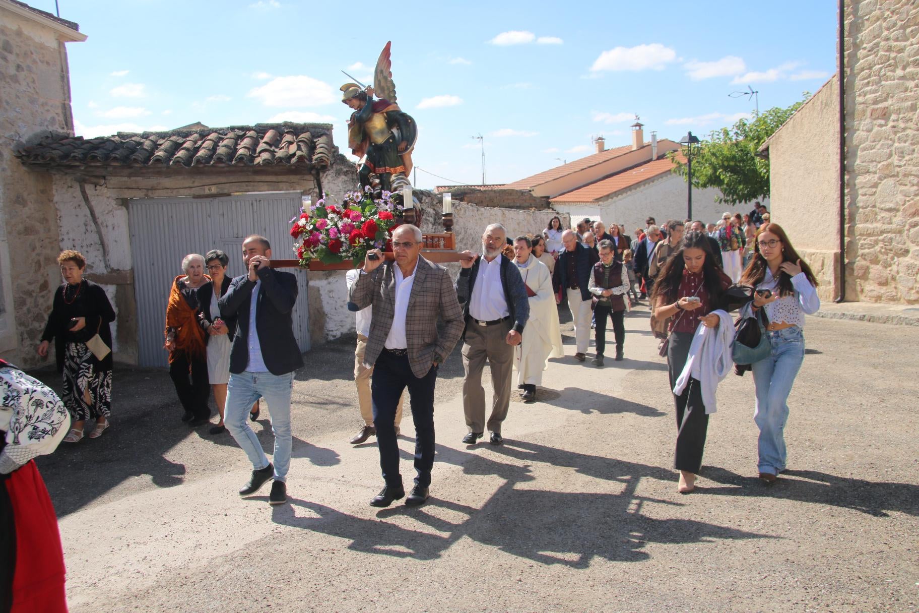 Cierre festivo en Juzbado con la gran procesión