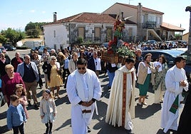 Procesión de regreso al templo tras los bailes tradicionales y la ofrenda floral.