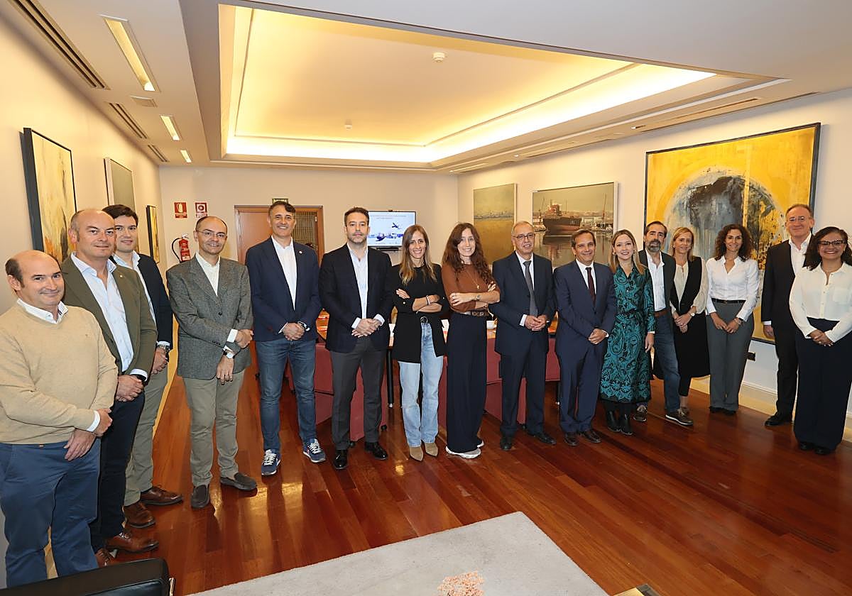 Los representantes de las 14 empresas salmantinas, junto a los miembros del ICECYL, Verónica García y Augusto Cobos, y el director de LA GACETA, Julián Ballestero.