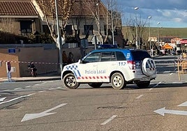 Un vehículo de la Policía Local controla los accesos a Villamayor.