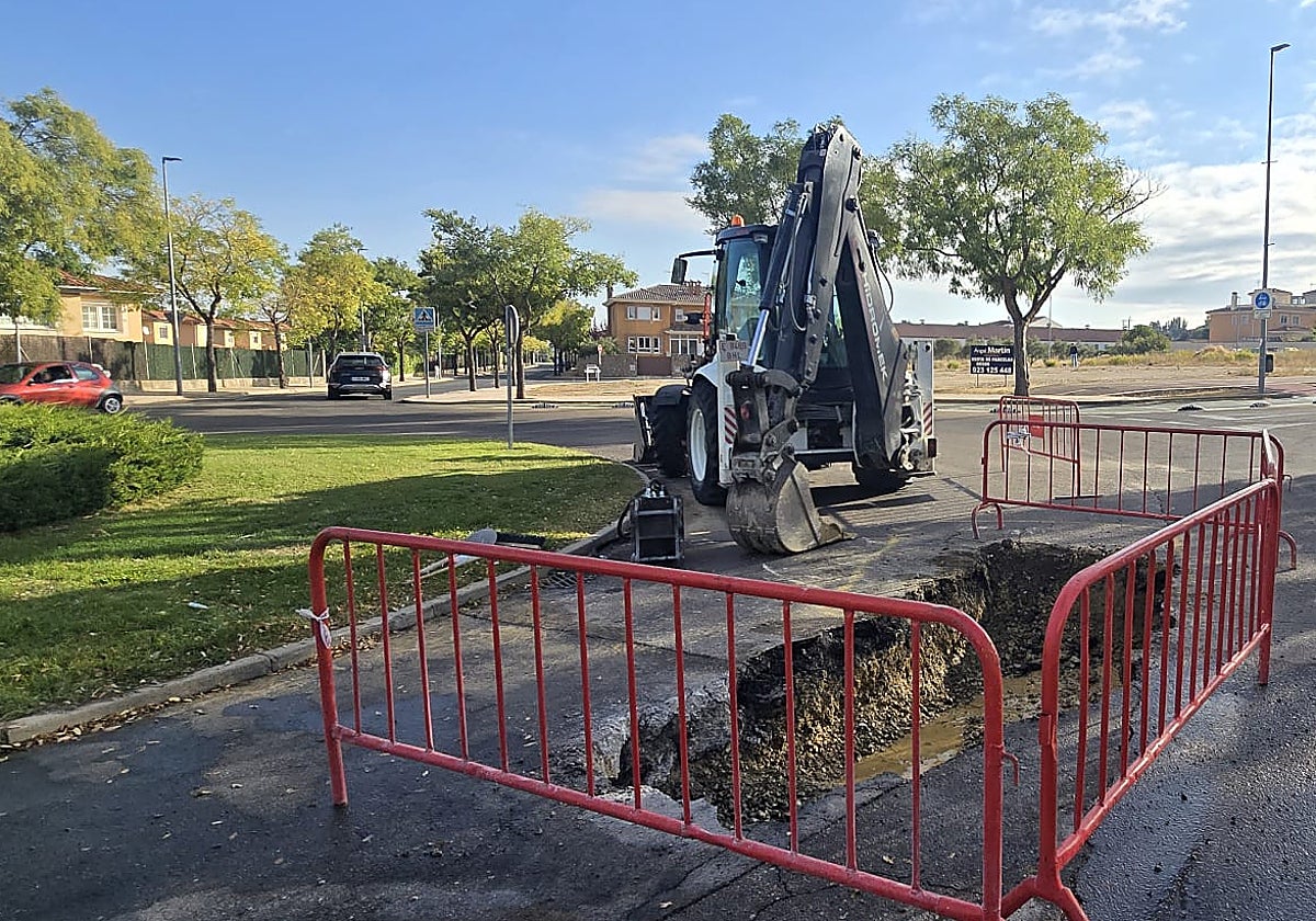 Máquina trabajando en el lugar en el que se ha producido el nuevo reventón en Carbajosa.