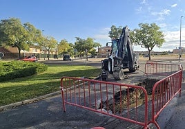 Máquina trabajando en el lugar en el que se ha producido el nuevo reventón en Carbajosa.