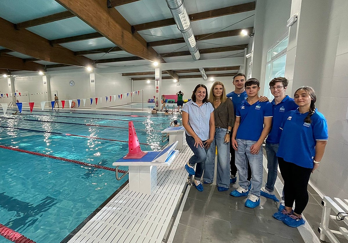 Almudena Parres y María Cerón, con componentes del Acuático Salamanca.