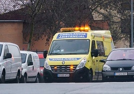 Imagen de una ambulancia de servicio en Salamanca.