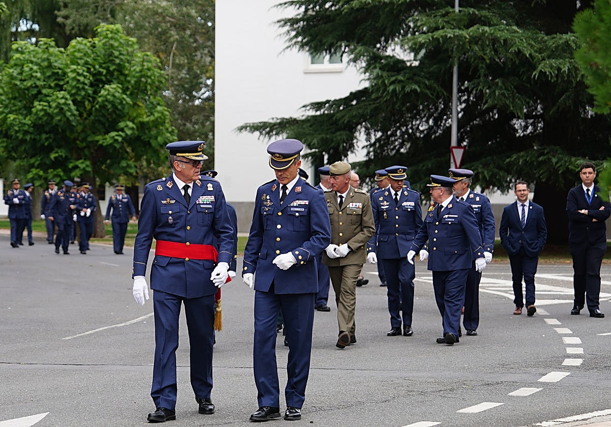 El general de brigada Rafael Fernández-Shaw Domínguez (i) y el coronel jefe de la Base Aérea, José Ignacio Ruiz de Eguilaz Martín (d).