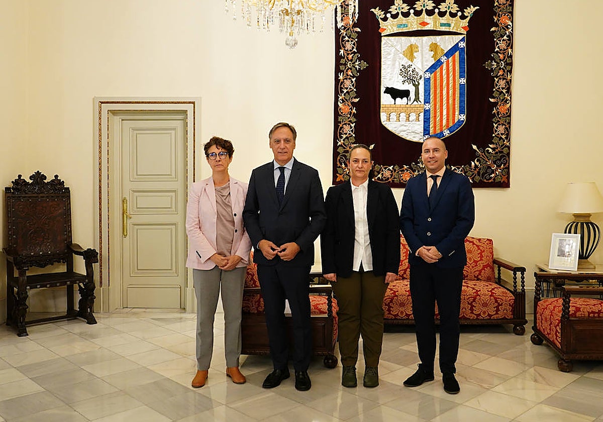Mar Siles, Carlos García Carbayo, Carmen Escudero y Luis Sánchez, en el recibimiento a la investigadora.