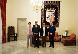 Mar Siles, Carlos García Carbayo, Carmen Escudero y Luis Sánchez, en el recibimiento a la investigadora.