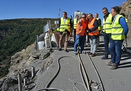 El consejero José Luis Sanz Merino escucha las indicaciones de los responsables de la obra.