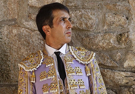 Javier Castaño, en el patio de cuadrillas, antes de hacer el paseíllo con la mirada puesta en el ruedo.
