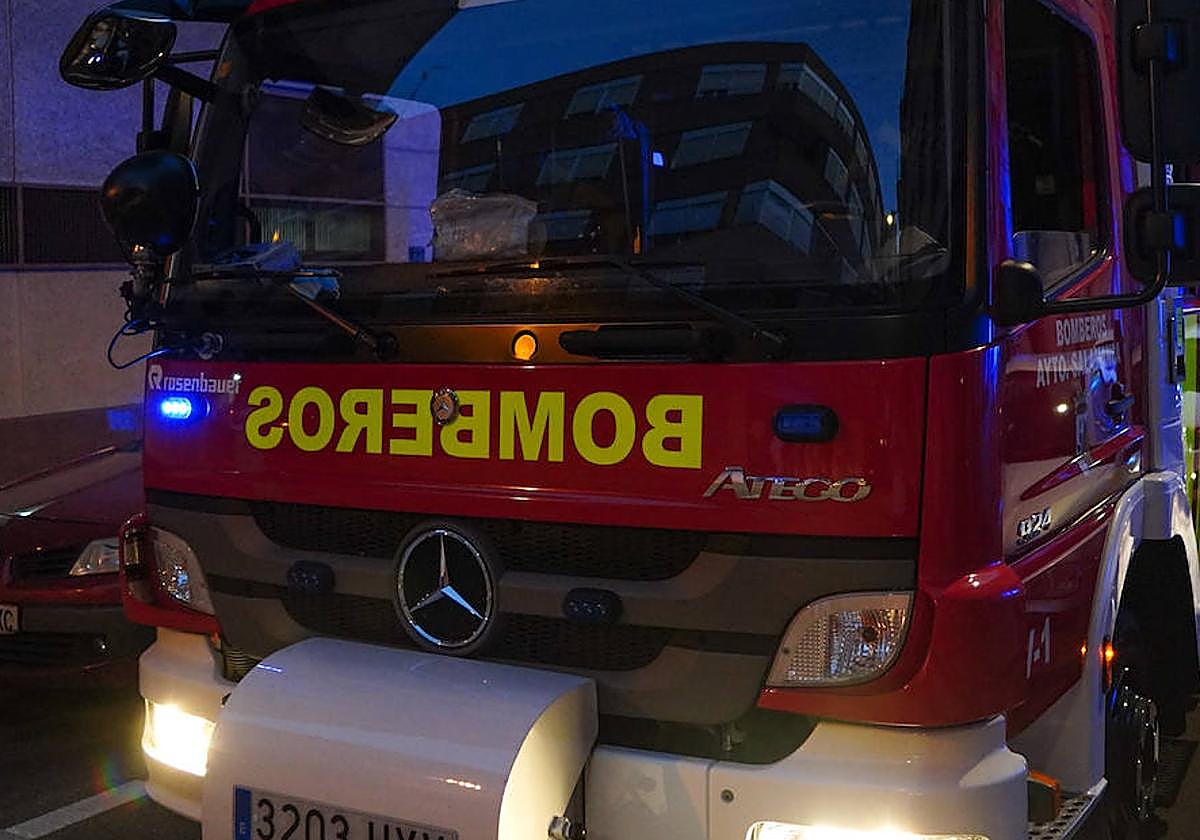 Un camión de los Bomberos del Ayuntamiento de Salamanca, estacionado en la capital.