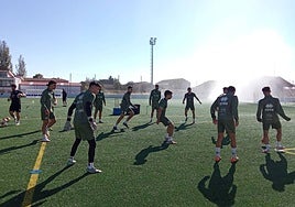 Los jugadores de Unionistas se ejercitan en el inicio de la sesión.