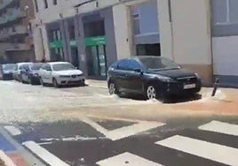 El reventón de una tubería deja anegada la calle Plateros