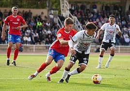 Tomi, perseguido por un jugador de la UD Ourense el domingo en Las Pistas.