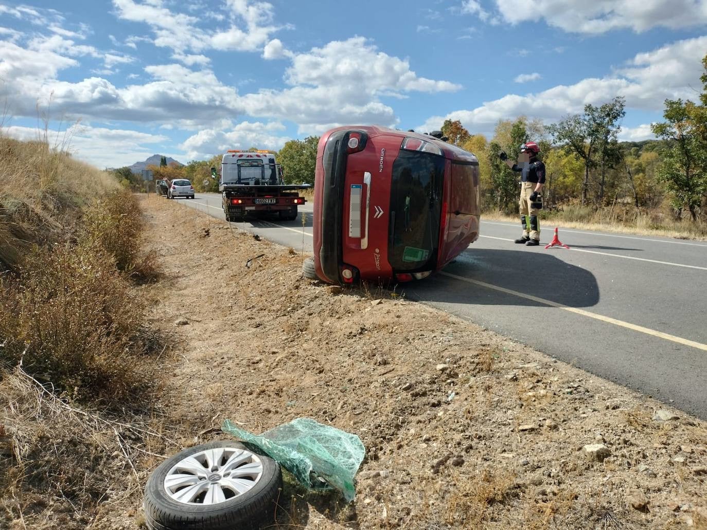 Imagen principal - Atrapada una persona en el interior de su coche tras volcar en la SA-102, a la altura de Sorihuela
