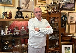 José Miguel recibe cada día a sus clientes en Matusalén Antigüedades.